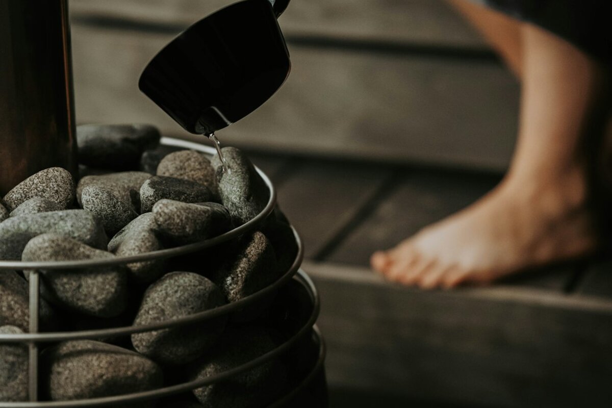 Vedeldad bastu vid sjö i vinterlandskap