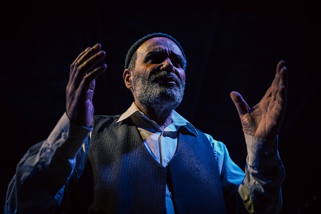 Teaterscen med dramatisk belysning